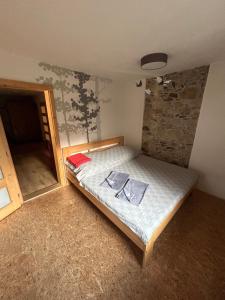 ein Schlafzimmer mit einem Bett mit zwei Handtüchern darauf in der Unterkunft Apartman Vejminek in Abertamy