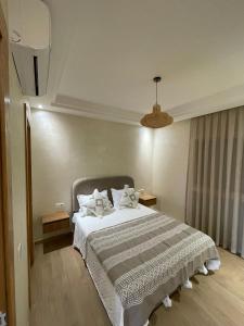 En eller flere senge i et værelse på Appartement Blue Pearl Taghazout Bay