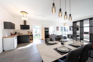 a kitchen and living room with a table and chairs at Lux Apts Deluxe Apartment-Zentral-Messe-Küche in Cologne