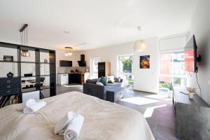 a bedroom with a bed and a living room at Lux Apts Deluxe Apartment-Zentral-Messe-Küche in Cologne +33 photos