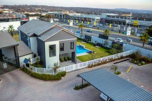 SandtonにあるCedar La Residenceの家屋・駐車場の空見