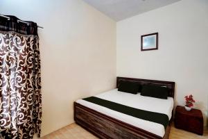Postel nebo postele na pokoji v ubytování Hotel O Vrindavan guest house