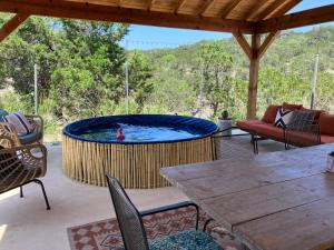 Πισίνα στο ή κοντά στο Tiny Cabin w hot tub & pool surrounded by nature