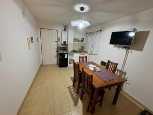 Η κουζίνα ή μικρή κουζίνα στο Departamento céntrico San Juan