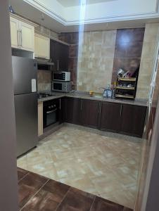 Η κουζίνα ή μικρή κουζίνα στο شقة جميلة