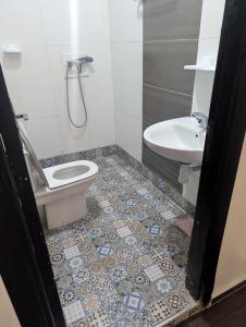 Ένα μπάνιο στο شقة جميلة