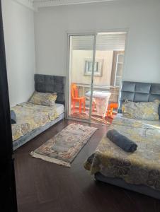 Ένα ή περισσότερα κρεβάτια σε δωμάτιο στο شقة جميلة