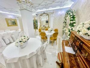 Ruang duduk di Pool, jacuzzi and events room - Charming villa in Umbria - sleeps 24 - lake view +124 gambar
