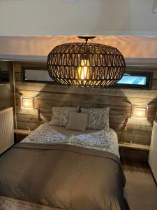 Ένα ή περισσότερα κρεβάτια σε δωμάτιο στο RustOord Chalet Ontspannen op de Veluwe