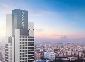 un grand bâtiment avec un panneau sur son côté dans l'établissement Amazing Studio in DAMAC, à Amman