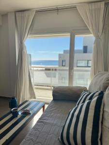 Un dormitorio con una cama y vista al mar. en Mi Ruca, en Puerto Madryn