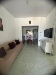 a living room with a couch and a table at Casa do açude in Triunfo