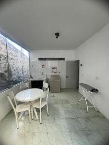 a dining room with a table and chairs in a room at Casa do açude in Triunfo