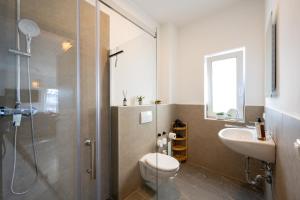 a bathroom with a shower and a toilet and a sink at Lux Apts Deluxe Apartment-Zentral-Messe-Küche in Cologne