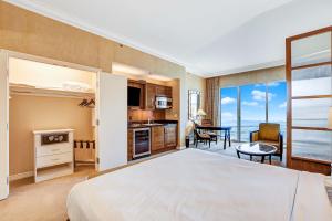 Η κουζίνα ή μικρή κουζίνα στο Incredible Topgolf Pool Views MAIN