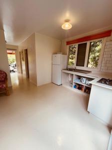eine Küche mit Kühlschrank und Arbeitsplatte in der Unterkunft Mango Grove Cottage in Rarotonga
