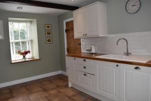 Η κουζίνα ή μικρή κουζίνα στο 4 bedroom cottage with large garden in Ceredigion Mid Wales