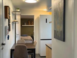アークレイリにあるB4 - Apartmentの小さなダイニングルーム(テーブル付)、キッチン