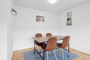 Una mesa y cuatro sillas en una habitación en The Lucky Peer - 120m2 house 4 bedroom house - full kitchen & free parking, en Odense