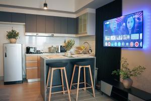 Kuchyň nebo kuchyňský kout v ubytování Upscale Stylish Suite Near BGC and View of Venice Grand Canal Mall