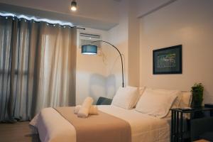 Postel nebo postele na pokoji v ubytování Upscale Stylish Suite Near BGC and View of Venice Grand Canal Mall + 35 fotografií