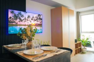 TV a/nebo společenská místnost v ubytování Upscale Stylish Suite Near BGC and View of Venice Grand Canal Mall