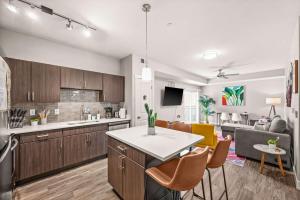 Una cocina y una sala de estar con mesa y sillas. en 2BR Downtown SLC Hot Tub Free Parking, en Salt Lake City