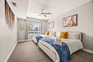 Un dormitorio con dos camas y una ventana. en 2BR Downtown SLC Hot Tub Free Parking, en Salt Lake City