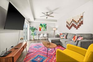 Una sala de estar con un sofá y un televisor de pantalla plana. en 2BR Downtown SLC Hot Tub Free Parking, en Salt Lake City