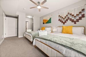 een slaapkamer met twee bedden en een plafondventilator bij Bright 2BR SLC Apt Hot Tub Parking in Salt Lake City