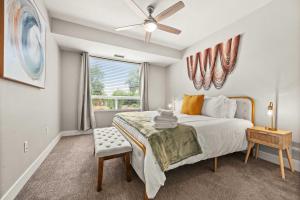 een slaapkamer met een bed en een raam bij Bright 2BR SLC Apt Hot Tub Parking in Salt Lake City