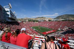 een menigte mensen die naar een voetbalwedstrijd kijken bij Bright 2BR SLC Apt Hot Tub Parking in Salt Lake City +44 foto's