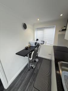 Gambar di galeri bagi Stylish modern Guest house di Bedford