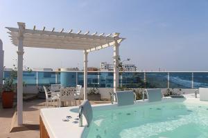 Bazén v ubytování Cartagena Beach Front nebo v jeho okolí