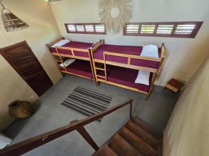 Una vista aérea de una habitación con dos literas. en Hostel Macapa'-KiteAliCori, en Luís Correia