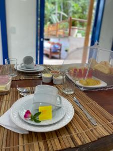 un tavolo con un piatto di cibo su un tavolo di O Canto do Vale Trancoso a Trancoso
