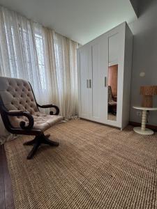 een woonkamer met een stoel en een spiegel bij Casa da Música Apartment in Porto