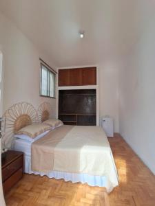 une chambre avec un grand lit et un parquet dans l'établissement Estação Primavera prox Pelourinho, Metrô e Arena F Nova, à Salvador