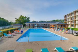 une grande piscine avec des chaises et un hôtel dans l'établissement Walk to Branson Landing Condo with Resort Amenities, à Branson