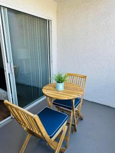 una mesa y sillas en un balcón con una maceta en Hollywood Walk of Fame I Pool View I Fitness Center I Free Parking!, en Los Ángeles