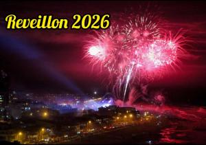 ein Feuerwerk in der Nacht in einer Stadt in der Unterkunft Apartamento Vista para Beira-Mar e Calçadão centro de Tramandaí in Tramandaí + 50 Fotos