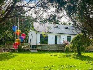 a house with balloons in front of a yard at The White Rabbit Rooms in Broadford