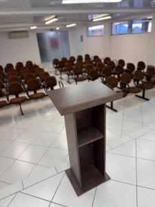 een tafel in het midden van een kamer met stoelen bij Hotel Ideal Beltrão in Francisco Beltrão +46 foto's