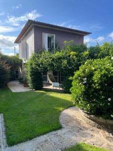 a house with a bench in a yard at Enoturismo Novavila Rias Baixas Wine Design in Meis