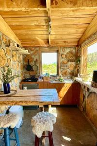 TV a/nebo společenská místnost v ubytování Cabin Arroyo el Bosque, Villa Cerro Castillo, Aysen