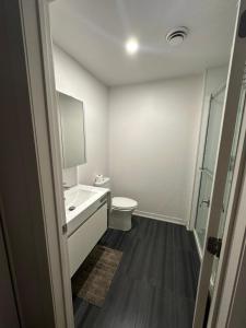 モントリオールにあるHOTEL-like Condo with Pool and Gymのトイレ、洗面台、シャワー付きのバスルーム