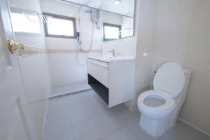 Ένα μπάνιο στο 2Bed Room Condo Near iConsiam & BTS Krungthonburi +7 φωτογραφίες