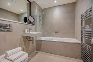 Un baño con bañera, inodoro y lavabo. en Harbour Watch - Padstow, en Padstow 15 fotos más