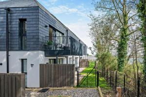 una casa con una valla al lado en Harbour Watch - Padstow, en Padstow