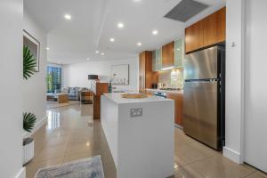 Η κουζίνα ή μικρή κουζίνα στο Cotton Beach Apartment 35 Pool Views